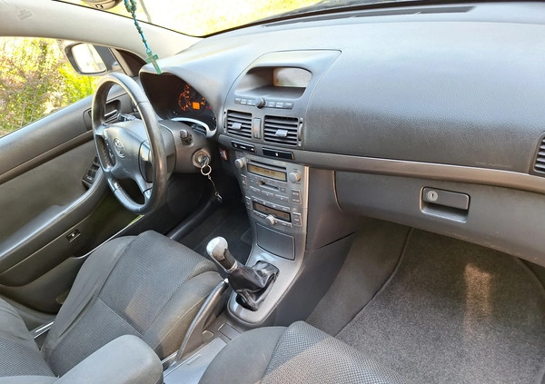 Toyota Avensis cena 7500 przebieg: 398986, rok produkcji 2004 z Tychy małe 106